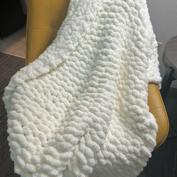 Chenille chunky blanket- handmade 🤍